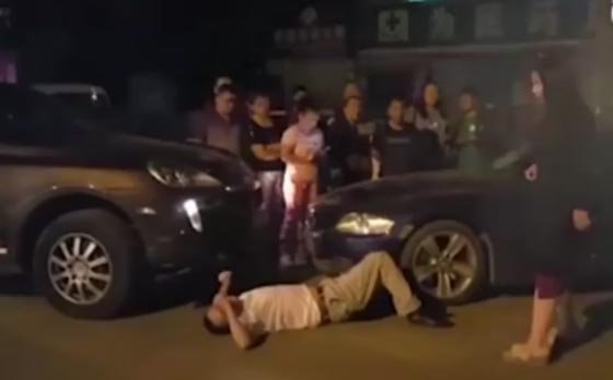 فيديو مروع: سيدة تقود بي ام دبليو تدهس قدم سائق صورة رقم 3