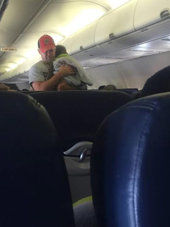 تصرف انساني من غريب حمل طفلا باكيا في الطائرة ليهدئه ويريح أمه صورة رقم 1 تصرف انساني من غريب حمل طفلا باكيا في الطائرة ليهدئه ويريح أمه صورة رقم 1