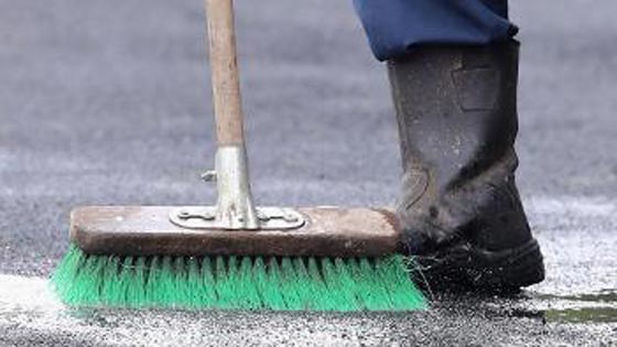 عمدة بلدة إيطالية نظّف شوارعها بنفسه بعد غياب عمال النظافة! صورة رقم 6