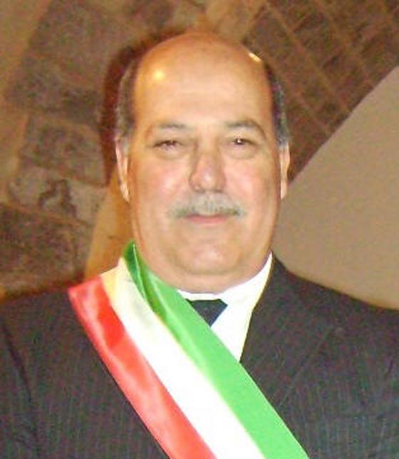 عمدة بلدة إيطالية نظّف شوارعها بنفسه بعد غياب عمال النظافة! صورة رقم 3