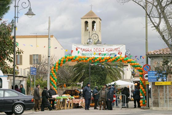 عمدة بلدة إيطالية نظّف شوارعها بنفسه بعد غياب عمال النظافة! صورة رقم 7