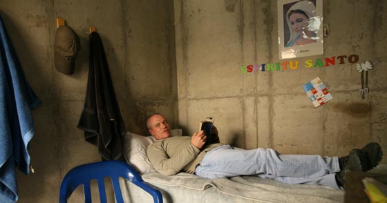 اخطر رجل في العالم قتل 300 شخص وفجّر 200 سيارة وخطف رئيس بلاده صورة رقم 7