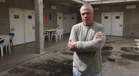 اخطر رجل في العالم قتل 300 شخص وفجّر 200 سيارة وخطف رئيس بلاده صورة رقم 8