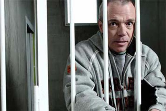 اخطر رجل في العالم قتل 300 شخص وفجّر 200 سيارة وخطف رئيس بلاده صورة رقم 10