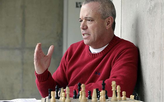 اخطر رجل في العالم قتل 300 شخص وفجّر 200 سيارة وخطف رئيس بلاده صورة رقم 11