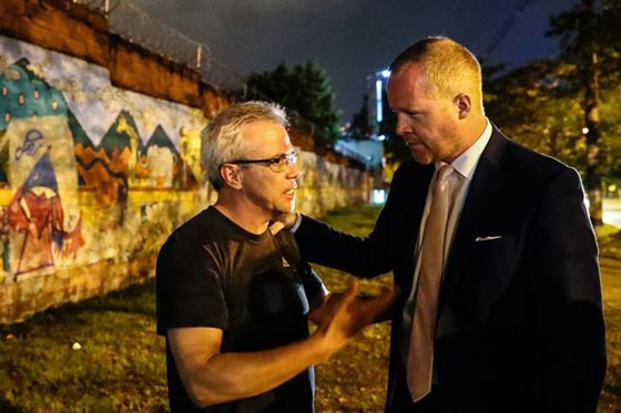 اخطر رجل في العالم قتل 300 شخص وفجّر 200 سيارة وخطف رئيس بلاده صورة رقم 1