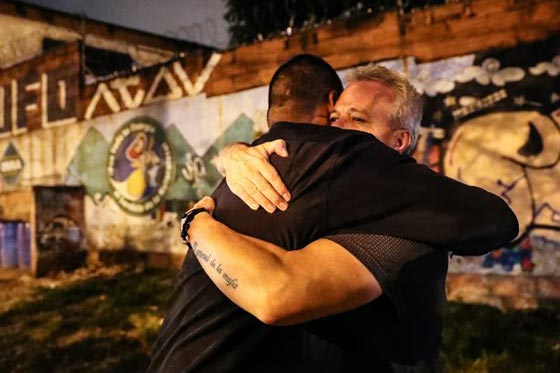 اخطر رجل في العالم قتل 300 شخص وفجّر 200 سيارة وخطف رئيس بلاده صورة رقم 4