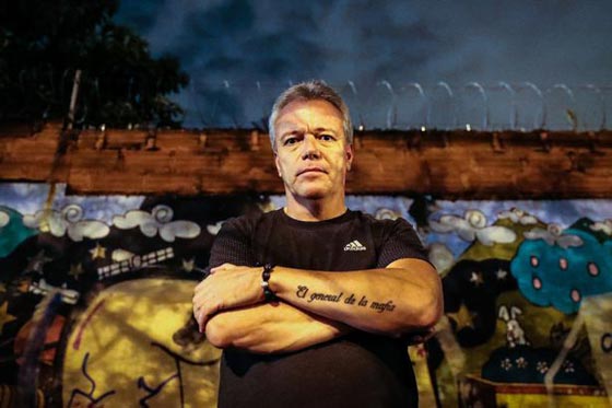 اخطر رجل في العالم قتل 300 شخص وفجّر 200 سيارة وخطف رئيس بلاده صورة رقم 2