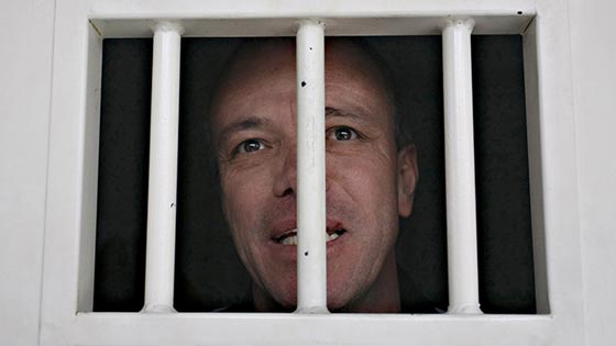 اخطر رجل في العالم قتل 300 شخص وفجّر 200 سيارة وخطف رئيس بلاده صورة رقم 6