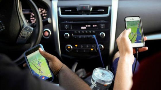 خطر! آلاف السائقين يلعبون بوكيمون غو وتتشتت اذهانهم اثناء القيادة صورة رقم 1