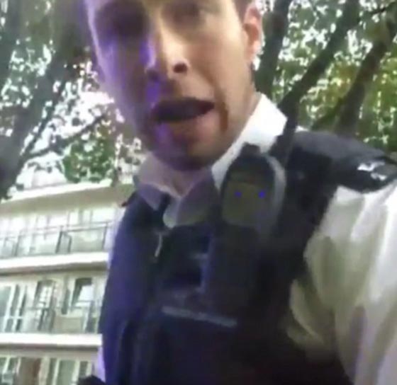 شرطي بريطاني يحطم زجاج سيارة سائق رفض الانصياع لاوامره صورة رقم 1