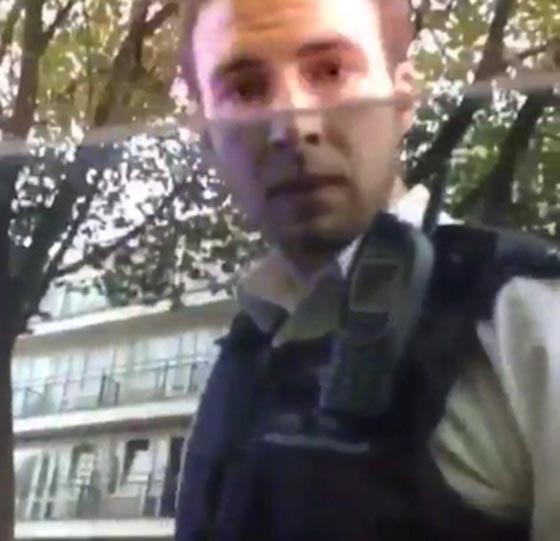 شرطي بريطاني يحطم زجاج سيارة سائق رفض الانصياع لاوامره صورة رقم 2