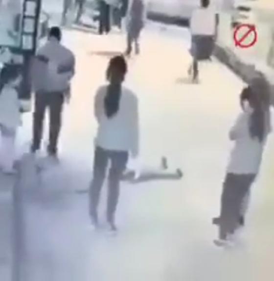 فيديو صادم.. مريض نفسي يباغت طفلا ويعتدي عليه بوحشية  صورة رقم 1