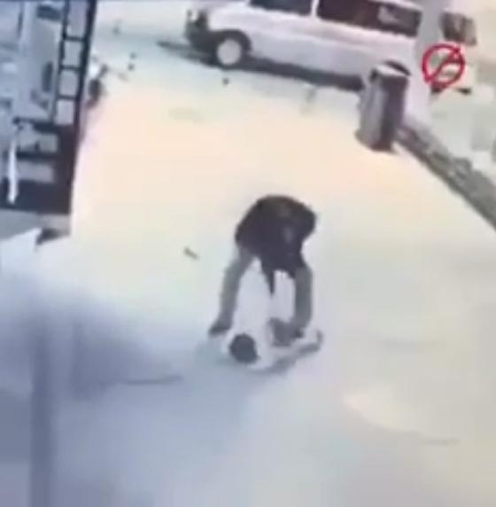 فيديو صادم.. مريض نفسي يباغت طفلا ويعتدي عليه بوحشية  صورة رقم 2