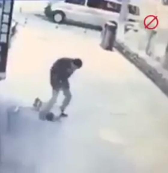 فيديو صادم.. مريض نفسي يباغت طفلا ويعتدي عليه بوحشية  صورة رقم 3