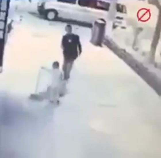 فيديو صادم.. مريض نفسي يباغت طفلا ويعتدي عليه بوحشية  صورة رقم 4