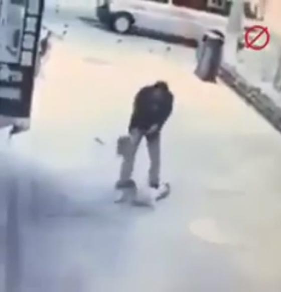 فيديو صادم.. مريض نفسي يباغت طفلا ويعتدي عليه بوحشية  صورة رقم 5