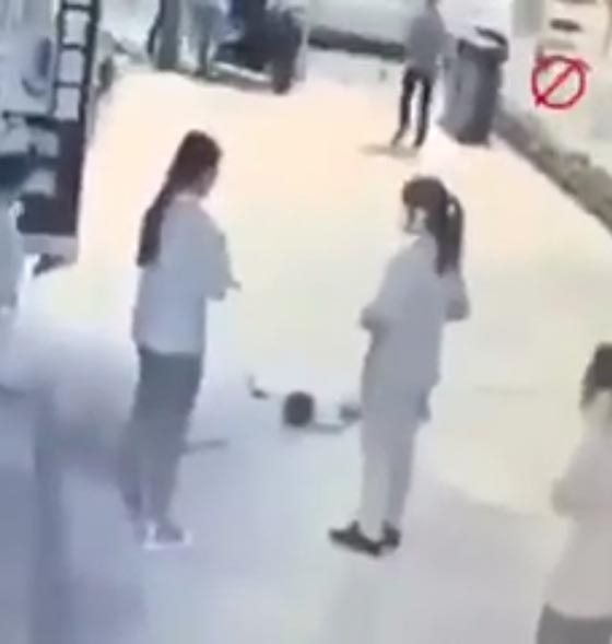 فيديو صادم.. مريض نفسي يباغت طفلا ويعتدي عليه بوحشية  صورة رقم 6