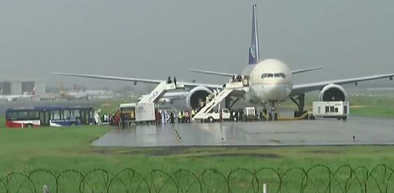 انذار خاطئ.. الامن الفلبيني يقتحم طائرة ركاب سعودية بعد عزلها  صورة رقم 1