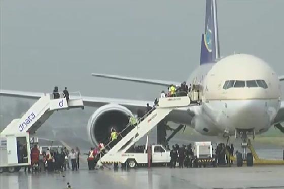 انذار خاطئ.. الامن الفلبيني يقتحم طائرة ركاب سعودية بعد عزلها  صورة رقم 2