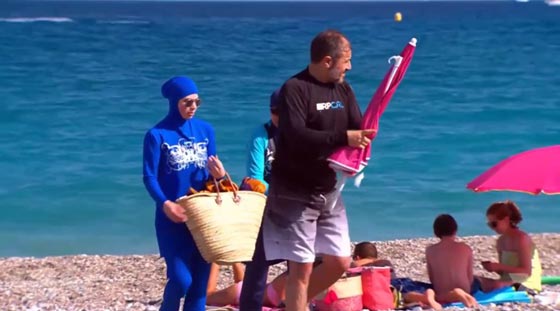 طرد مسلمة استرالية وصلت الى شاطئ فرنسي ترتدي البوركيني! صورة رقم 4