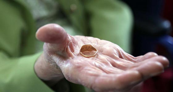 خاتم زواج اضاعه صاحبه في البحر قبل 37 عاما يعاد اليه اليوم صورة رقم 1