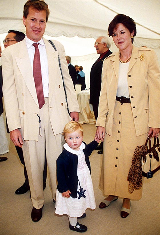  ابن عم ملكة بريطانيا يعترف انه مثلي: أعيش مع عشيقي وبناتي الثلاث صورة رقم 6