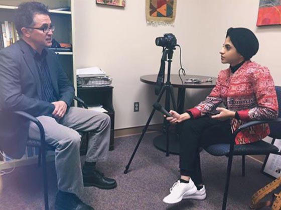  الطالبة ملاك آل داوود: أول مذيعة محجبة سعودية بقناة أمريكية صورة رقم 9