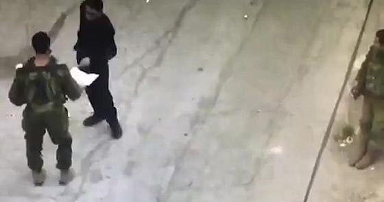 فيديو صادم: إعدام شاب فلسطيني رميا برصاص الجيش الإسرائيلي صورة رقم 1 فيديو صادم: إعدام شاب فلسطيني رميا برصاص الجيش الإسرائيلي صورة رقم 1