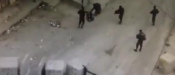 فيديو صادم: إعدام شاب فلسطيني رميا برصاص الجيش الإسرائيلي صورة رقم 4 فيديو صادم: إعدام شاب فلسطيني رميا برصاص الجيش الإسرائيلي صورة رقم 4