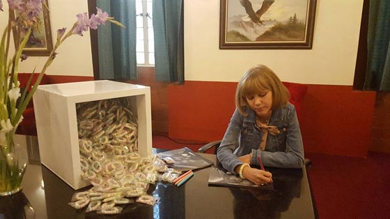 تايلور سويفت ترسل باقة زهور لشبيهتها الطفلة الفائزة في أميريكان غوت تالنت  صورة رقم 14