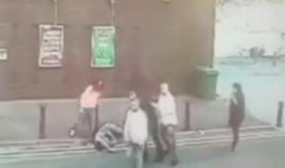 فيديو وصور صادمة: امرأة وصديقها يضربان مراهق خارج ملهى ليلي! صورة رقم 1 فيديو وصور صادمة: امرأة وصديقها يضربان مراهق خارج ملهى ليلي! صورة رقم 1