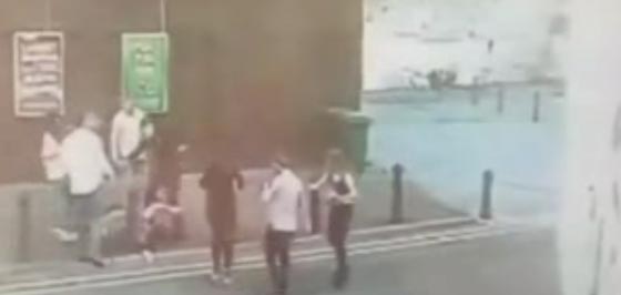 فيديو وصور صادمة: امرأة وصديقها يضربان مراهق خارج ملهى ليلي! صورة رقم 2 فيديو وصور صادمة: امرأة وصديقها يضربان مراهق خارج ملهى ليلي! صورة رقم 2