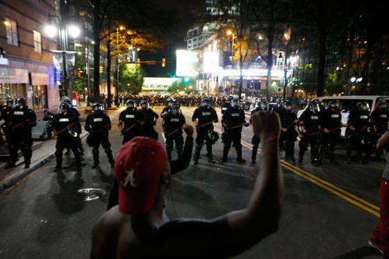 اعلان حالة الطوارئ  في نورث كارولاينا بسبب الاحتجاجات العنيفة صورة رقم 17