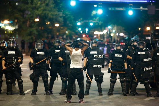 اعلان حالة الطوارئ  في نورث كارولاينا بسبب الاحتجاجات العنيفة صورة رقم 20