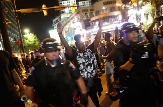 اعلان حالة الطوارئ  في نورث كارولاينا بسبب الاحتجاجات العنيفة صورة رقم 21