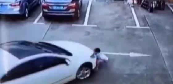 فيديو مؤلم: سائقة صينية تنشغل بالمحمول أثناء القيادة وتدهس 3 أطفال صورة رقم 5