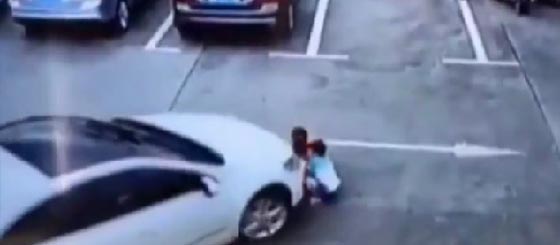 فيديو مؤلم: سائقة صينية تنشغل بالمحمول أثناء القيادة وتدهس 3 أطفال صورة رقم 4