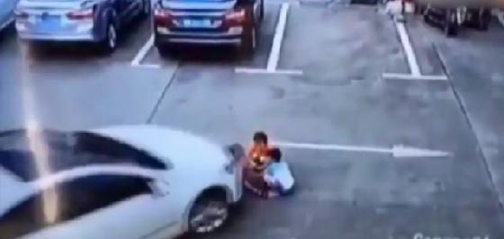 فيديو مؤلم: سائقة صينية تنشغل بالمحمول أثناء القيادة وتدهس 3 أطفال صورة رقم 2