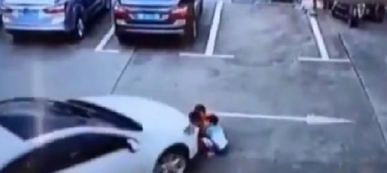 فيديو مؤلم: سائقة صينية تنشغل بالمحمول أثناء القيادة وتدهس 3 أطفال صورة رقم 3