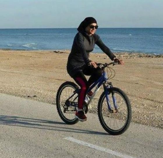 صور ايرانيات يركبن الدراجات ويتحدين فتوى تمنعهن من ذلك! صورة رقم 3