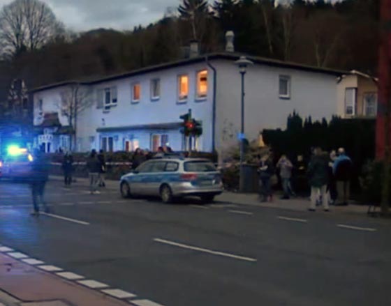 لاجئ سوري يعاقب زوجته ويرمي أطفاله من مبنى عالي صورة رقم 3 لاجئ سوري يعاقب زوجته ويرمي أطفاله من مبنى عالي صورة رقم 3