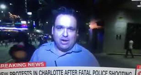 خلال احتجاجات كارولاينا ضد قتل رجل اسود: متظاهر يُسقط مراسل ارضا! صورة رقم 2 خلال احتجاجات كارولاينا ضد قتل رجل اسود: متظاهر يُسقط مراسل ارضا! صورة رقم 2