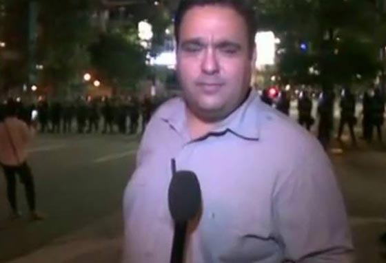 خلال احتجاجات كارولاينا ضد قتل رجل اسود: متظاهر يُسقط مراسل ارضا! صورة رقم 3 خلال احتجاجات كارولاينا ضد قتل رجل اسود: متظاهر يُسقط مراسل ارضا! صورة رقم 3