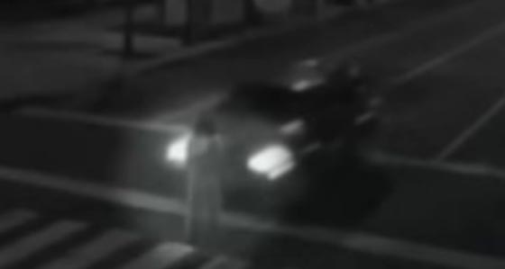 فيديو مرعب.. شبح فتاة تقف في منتصف الطريق أمام السيارات صورة رقم 1