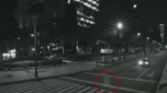 فيديو مرعب.. شبح فتاة تقف في منتصف الطريق أمام السيارات صورة رقم 2