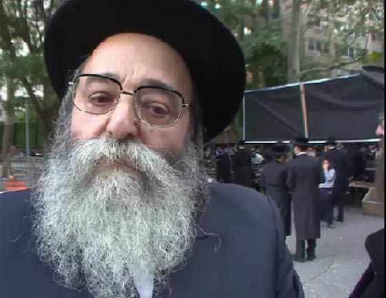  حاخامات يتظاهرون امام نتنياهو في الامم والمتحدة ضد تجنيد الارثوذكس صورة رقم 1