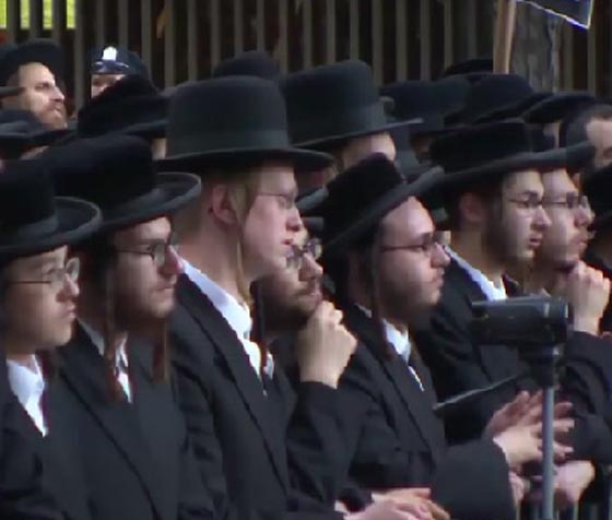  حاخامات يتظاهرون امام نتنياهو في الامم والمتحدة ضد تجنيد الارثوذكس صورة رقم 2