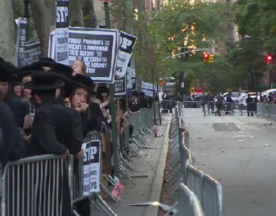  حاخامات يتظاهرون امام نتنياهو في الامم والمتحدة ضد تجنيد الارثوذكس صورة رقم 4