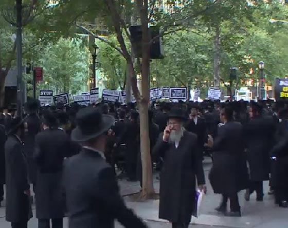  حاخامات يتظاهرون امام نتنياهو في الامم والمتحدة ضد تجنيد الارثوذكس صورة رقم 5